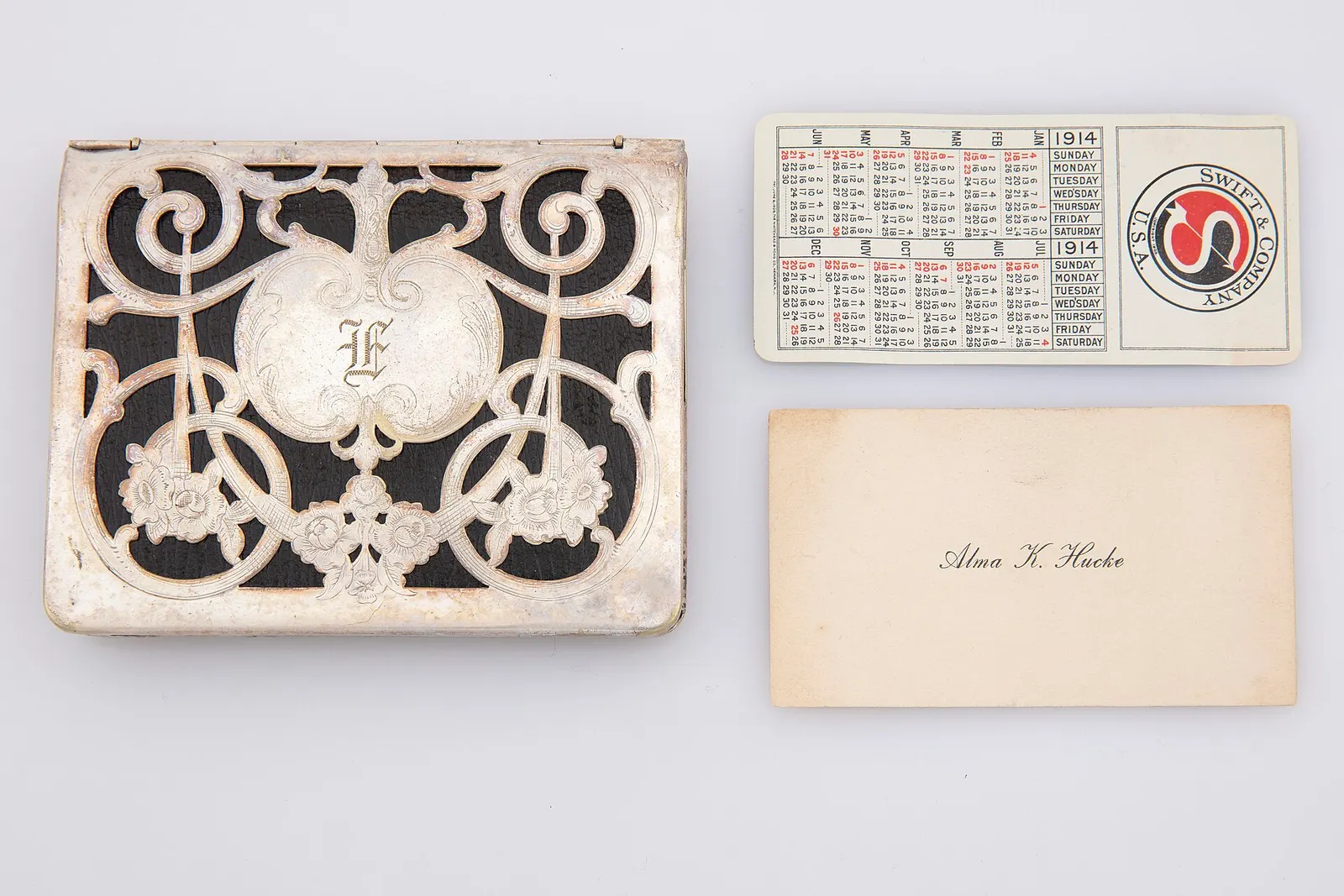 Wallet and calendar representing planned spending