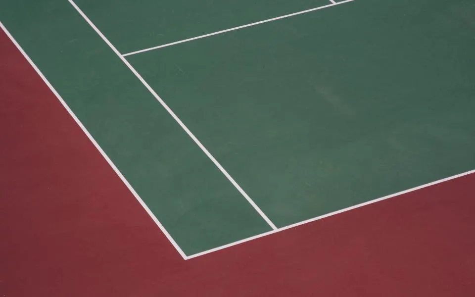 Empty tennis court with clear boundary lines